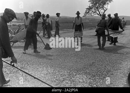 Männer bei der Arbeit, Deutsches Reich 30er Jahre. Männer an der Arbeit, Deutschland 1930. Stockfoto