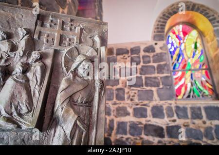 Die Kirche des Primats des Petrus. Franziskanerkirche in Tabgha, Israel. Türen und Fenstern aus buntem Glas, Details Stockfoto