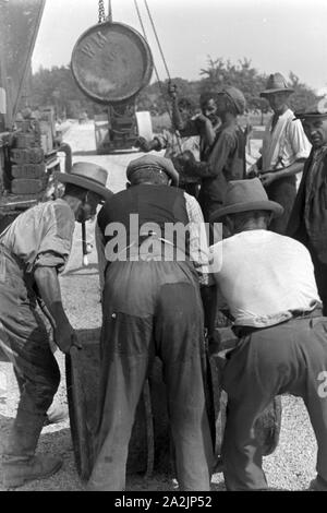Männer bei der Arbeit, Deutsches Reich 30er Jahre. Männer an der Arbeit, Deutschland 1930. Stockfoto
