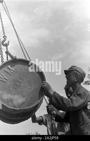 Männer bei der Arbeit, Deutsches Reich 30er Jahre. Männer an der Arbeit, Deutschland 1930. Stockfoto