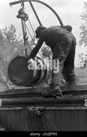 Männer bei der Arbeit, Deutsches Reich 30er Jahre. Männer an der Arbeit, Deutschland 1930. Stockfoto
