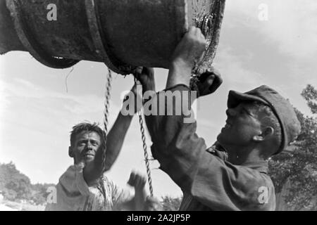 Männer bei der Arbeit, Deutsches Reich 30er Jahre. Männer an der Arbeit, Deutschland 1930. Stockfoto