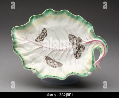 Tabakblätter Teller, C. 1760, Worcester Porzellan-Manufaktur, Worcester, England, gegründet 1751, Worcester, weiche Hartporzellan mit mehrfarbigem Emaille, L 21,1 cm (8 5/16 Zoll Stockfoto