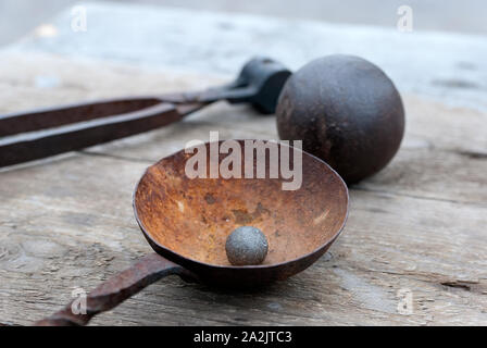 Alte bullet für antike Pistole und Cannon Ball auf dem hölzernen Tisch Stockfoto