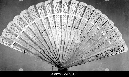 Ventilator, 19. Jahrhundert, Indien, Indien, geschnitzte Sandelholz, 22,2 cm (8 3/4 in Stockfoto