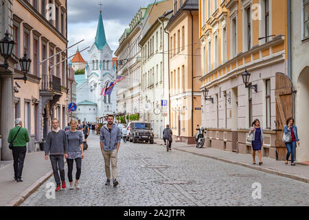 Menschen zu Fuß entlang Pils Iela (Castle Street), weg von der Rigas Traum Kirche der Göttin, Riga, Lettland. Stockfoto