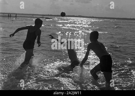 Badespass bei Laboe an der Ostsee, Deutschland 1930er Jahre. Viel Spaß in der Nähe von laboe an der Küste der Ostsee, Deutschland 1930. Stockfoto