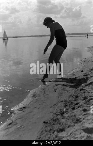 Badespass bei Laboe an der Ostsee, Deutschland 1930er Jahre. Viel Spaß in der Nähe von laboe an der Küste der Ostsee, Deutschland 1930. Stockfoto