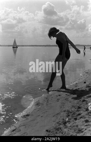 Badespass bei Laboe an der Ostsee, Deutschland 1930er Jahre. Viel Spaß in der Nähe von laboe an der Küste der Ostsee, Deutschland 1930. Stockfoto