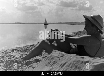 Badespass bei Laboe an der Ostsee, Deutschland 1930er Jahre. Viel Spaß in der Nähe von laboe an der Küste der Ostsee, Deutschland 1930. Stockfoto