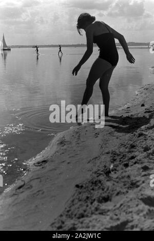 Badespass bei Laboe an der Ostsee, Deutschland 1930er Jahre. Viel Spaß in der Nähe von laboe an der Küste der Ostsee, Deutschland 1930. Stockfoto