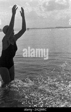 Badespass bei Laboe an der Ostsee, Deutschland 1930er Jahre. Viel Spaß in der Nähe von laboe an der Küste der Ostsee, Deutschland 1930. Stockfoto