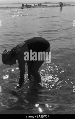 Badespass bei Laboe an der Ostsee, Deutschland 1930er Jahre. Viel Spaß in der Nähe von laboe an der Küste der Ostsee, Deutschland 1930. Stockfoto