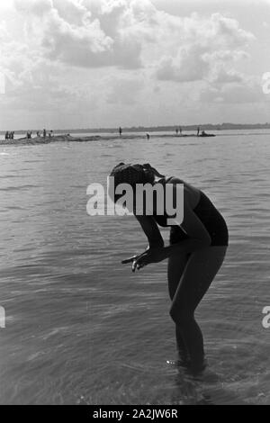 Badespass bei Laboe an der Ostsee, Deutschland 1930er Jahre. Viel Spaß in der Nähe von laboe an der Küste der Ostsee, Deutschland 1930. Stockfoto