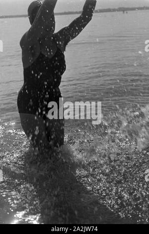 Badespass bei Laboe an der Ostsee, Deutschland 1930er Jahre. Viel Spaß in der Nähe von laboe an der Küste der Ostsee, Deutschland 1930. Stockfoto