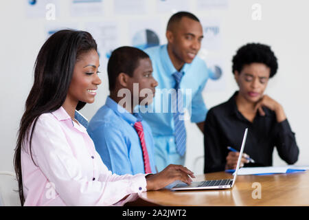 Brasilianische Geschäftsfrau, Arbeiten mit dem Computer im Büro von neuen Unternehmen Stockfoto