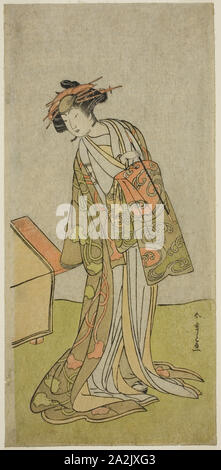 Der Schauspieler Iwai Hanshiro IV als Kurtisane Agemaki im Spiel Sukeroku Yukari no Hatsu-zakura, am Ichimura Theater im dritten Monat, 1776 durchgeführt, C. 1776 Shunsho Katsukawa 勝川 春章, Japanisch, 1726-1792, Japan, Farbe holzschnitt, Mitte Blatt hosoban Triptychon, 12 3/8 x 6 Zoll Stockfoto