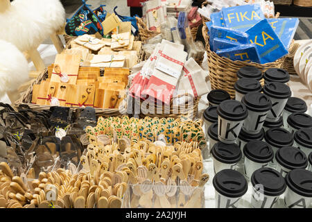 Stockholm, Schweden, 2019: In einem Geschäft werden verschiedene schwedische Souvenirs und Fika-Markenprodukte in Körben und Kunststoffboxen zum Verkauf angeboten. Stockfoto