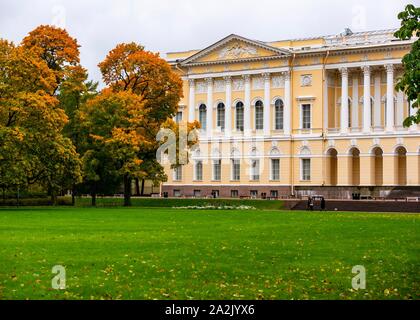 St. Petersburg, Russland, 3. Oktober 2019. Herbst Farben beleben einen trüben regnerischen Tag für Touristen. Bäume im Herbst Frame das Staatliche Russische Museum in Mikhaylovskiy Garten Stockfoto