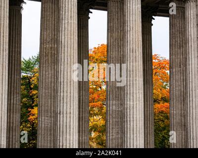 St. Petersburg, Russland, 3. Oktober 2019. Herbst Farben durch die korinthischen Säulen der Kathedrale der Ikone der Muttergottes von Kasan Stockfoto