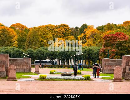 St. Petersburg, Russland, 3. Oktober 2019. Herbst Farben beleben einen regnerischen Tag für Touristen. Die ewige Flamme auf dem Gebiet der Mars Park Stockfoto