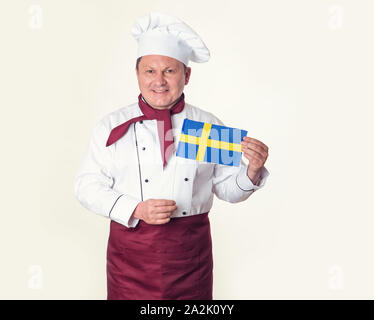 Küchenchef in Uniform mit Flagge Schwedens. Skandinavische Küche. Stockfoto