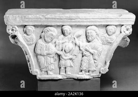 Kapital mit der Salbung Davids, C. 1180, Italienisch, der Lombardei und der Toskana?, Italienisch, Marmor, 23,5 x 44,5 x 17,8 cm (9 1/4 x 17 1/2 x 7 in Stockfoto