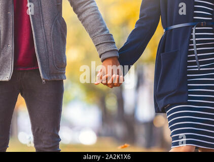 Afrikanische amerikanische Paar in Liebe Hände halten beim Gehen Stockfoto