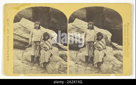 Navajo Brave und seiner Mutter. Die Navajo waren früher ein kriegerischer Stamm, bis sie durch US-Truppen gedämpft, in 1859-60. Viele von Ihnen haben jetzt feine Schafe und Rinder, Pferde, Schafe und Ziegen, 1873, Timothy O'Sullivan (American, geboren in Irland, 1840 - 1882), von George Wheeler für den Krieg Abteilung, Korps der Ingenieure, U.S. Army, Usa, Eiklar drucken, Stereo, Nr. 29 aus der Geographischen der Serie 'Erkundungen und Befragungen West Des 100 Meridian in Betrieb genommen Stockfoto