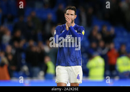 Cardiff, Großbritannien. 02 Okt, 2019. Sean Morrison von Cardiff City Cardiff begrüßt die Fans nach dem Spiel. EFL Skybet Meisterschaft übereinstimmen, Cardiff City v Queens Park Rangers an der Cardiff City Stadion am Mittwoch, 2. Oktober 2019. Dieses Bild dürfen nur für redaktionelle Zwecke verwendet werden. Nur die redaktionelle Nutzung, eine Lizenz für die gewerbliche Nutzung erforderlich. Keine Verwendung in Wetten, Spiele oder einer einzelnen Verein/Liga/player Publikationen. pic von Andrew Obstgarten/Andrew Orchard sport Fotografie/Alamy Live news Credit: Andrew Orchard sport Fotografie/Alamy leben Nachrichten Stockfoto