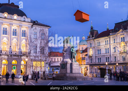 Ljubljana, Slowenien - Mar 5, 2015 - die Menschen in der Hauptstadt lebendigen Fußgängerzone Prešerenplatz in der Dämmerung am 5. März 2015 in Ljubljana, Slowenien Stockfoto