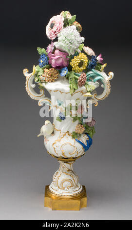 Vase, C. 1750, Meißener Porzellanmanufaktur, Deutsch, gegründet 1710, Meissen, Hartporzellan, mehrfarbigen Emaillen, Vergoldung, und vergoldeter Bronze, H 50,8 cm (20 in Stockfoto