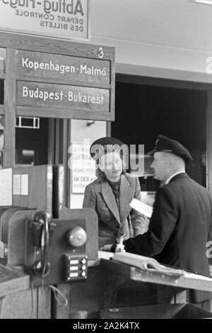 Eine Passagierin mit einem Zollbeamten auf dem Flugplatz Tempelhof in Berlin, Deutschland, 1930er Jahre. Ein weiblicher Passagier mit einem Zollbeamten am Flughafen Berlin Tempelhof, Deutschland 1930. Stockfoto