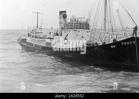 Das Fangboot' Treff VI' vom Mutterschiff "Jan Wellem" der deutschen Walfangflotte in der Arktis, 1930er Jahre. Walfang Boot "Treff VI' von Mutter Schiff "Jan Wellem" des Deutschen Walfangflotte im Arktischen Meer, 1930er Jahre. Stockfoto