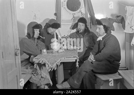 Männer der Besatzung des Fabrikschiffes "Jan Wellem" der deutschen Walfangflotte bei einer Pause, 1930er Jahre. Besatzungsmitglieder der Fabrik Schiff "Jan Wellem" des Deutschen Walfangflotte mit einer Unterbrechung, 1930er Jahre. Stockfoto