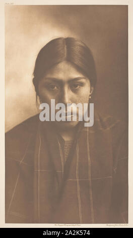 Suquamish Frau, 1899, Edward S. Curtis, American, 1868-1952, United States, Photogravüre, Platte 305 von der "North American Indian, Band 9' (1913), 39,2 x 22,2 cm (Bild/Papier), 55,8 x 45,8 cm (mount Stockfoto