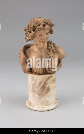 Büste von einem Satyr, 1770/75, (Claude Michel Clodion), Französisch, 1738-1814, Frankreich, Terrakotta, 6 3/16 x 5 5/8 x 3 1/8 in. (15,7 × 14,3 × 7,9 cm) ohne die beigefügte Marmorsockel, Durchmesser der Basis ist 4 1/2 in. (11,4 cm) mit einer Höhe von 4 cm. (10,8 cm Stockfoto