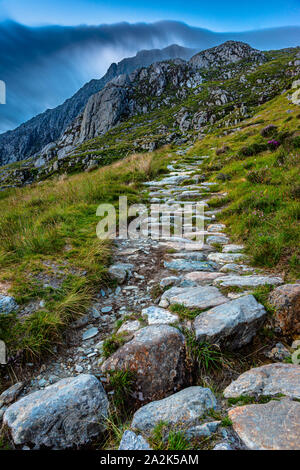 Eine Steintreppe führt zu einem Berg in Snowdonia National Park in Wales Stockfoto