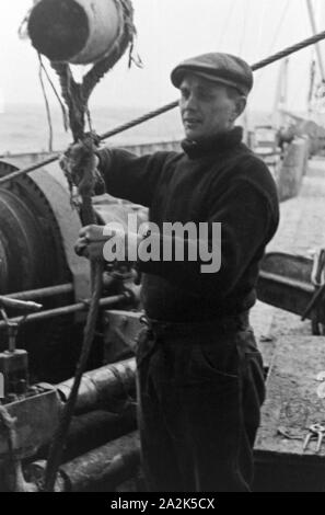 Mann der Besatzung des Fabrikschiffes "Jan Wellem" der deutschen Walfangflotte bei er Arbeit ein Deck, 1930er Jahre. Crew Mitglied der Fabrik Schiff "Jan Wellem" des Deutschen Walfangflotte bei der Arbeit an Deck, 1930er Jahre. Stockfoto