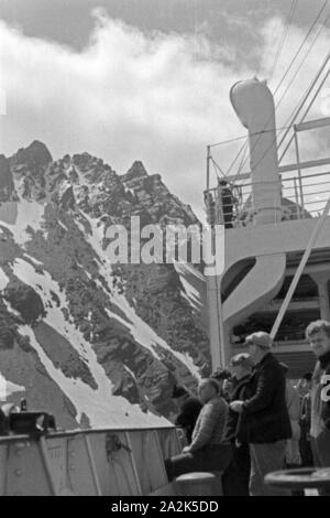 Männer der Besatzung des Fabrikschiffes "Jan Wellem" der deutschen Walfangflotte vor Bergkulisse in Antarktisfahrt, 1930er Jahre. Besatzungsmitglieder der Fabrik Schiff "Jan Wellem" des Deutschen Walfangflotte mit einer Unterbrechung, 1930er Jahre. Stockfoto