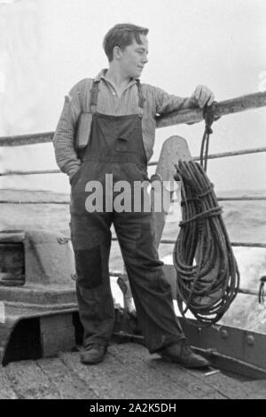 Ein Besatzungsmitglied des Fabrikschiffs "Jan Wellem "an der Reling, Südgeorgien, Antarktis, 1930er Jahre. Ein besatzungsmitglied der Fabrik Schiff "Jan Wellem" des Deutschen walfangflotte am Geländer, South Georgia, 1930. Stockfoto