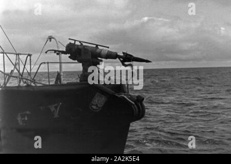 Geschütz mit der Harpune am Bug von Fangboot' Treff V' der deutschen Walfangflotte, 1930er Jahre. Harpune Gun am Bug des Walfangs Boot "Treff V" des Deutschen Walfangflotte, 1930er Jahre. Stockfoto