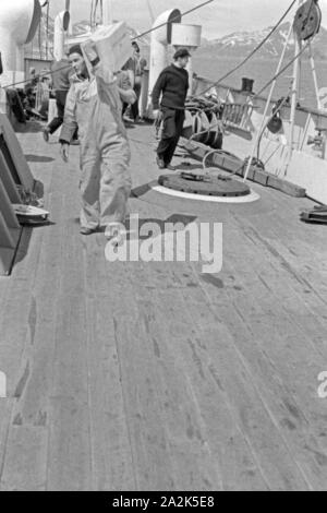 Männer der Besatzung des Fabrikschiffes "Jan Wellem" der deutschen Walfangflotte bei er Arbeit ein Deck, 1930er Jahre. Besatzungsmitglieder der Fabrik Schiff "Jan Wellem" des Deutschen Walfangflotte bei der Arbeit an Deck, 1930er Jahre. Stockfoto