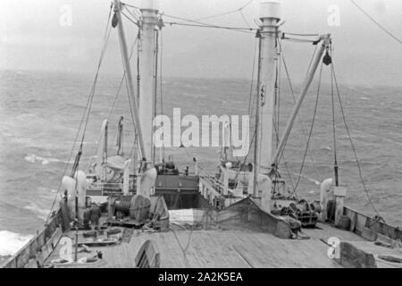 Deck des Fabrikschiffs Walfang "Jan Wellem" der deutschen Walfangflotte, 1930er Jahre. Deck der Fähre "Jan Wellem" des Deutschen Walfangflotte, 1930er Jahre. Stockfoto