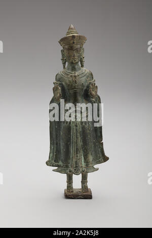 Gekrönt Buddha mit Händen in Geste der Lehre (Vitarkamudra), Angkor Periode, Ende 12./Anfang des 13. Jahrhunderts, Thailand (Nordosten), Thailand, Bronze, 15,7 x 5,8 x 2,3 cm (6 1/8 x 2 1/4 in. x 7/8 in Stockfoto