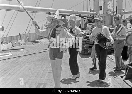 Die Mannschaft des Fabrikschiffs "Jan Wellem" bei der Äquatortaufe, 1930er Jahre. Die Crew der Fabrik Schiff "Jan Wellem" an der Kreuzung-the-line-Zeremonie, 1930er Jahre. Stockfoto