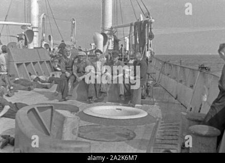 Die Männer des Fabrikschiffs "Jan Wellem" bei einer Pause ein Deck, 1930er Jahre. Die Crew der Fabrik Schiff "Jan Wellem" eine Pause auf dem Deck, 1930er Jahre. Stockfoto