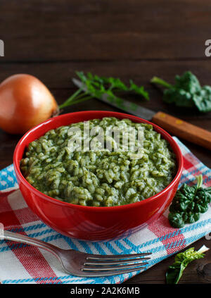 Risotto mit Spinat Sahne in einer Schüssel Nahaufnahme Stockfoto