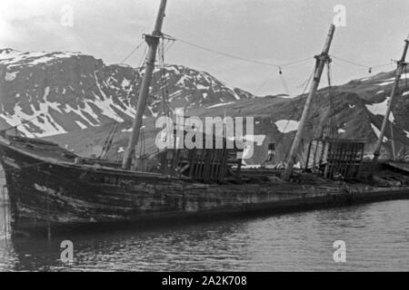 Blick in ein abgeracktes Schiff im Hafen von Südgeorgien, 1930er Jahre. Blick auf ein zerbrochenes Schiff am Hafen von South Georgia, 1930. Stockfoto