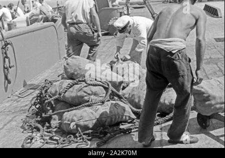 Die Mannschaft des Fabrikschiffs "Jan Wellem" bei der Arbeit ein Deck, 1930er Jahre. Die Crew der Fabrik Schiff "Jan Wellem" Arbeiten an Deck, 1930er Jahre. Stockfoto